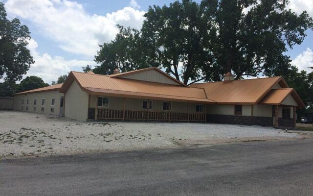 Big Horse Inn and Suites