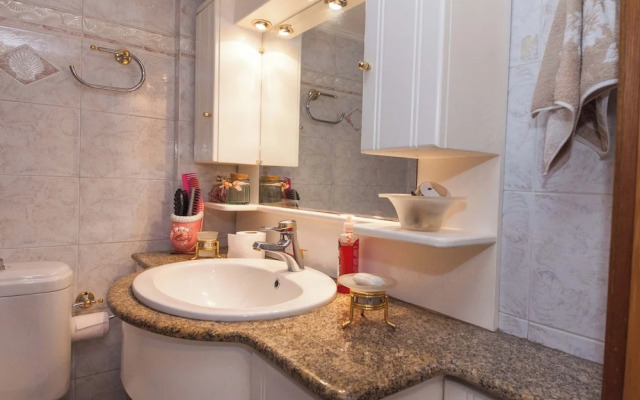 Chrisoupoli Cheerful 2 Bd Apt w Balcony