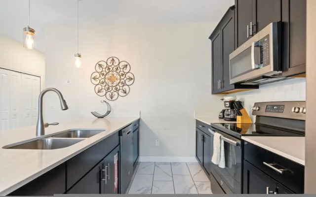 Amazing 5bdr House w Pool -4857