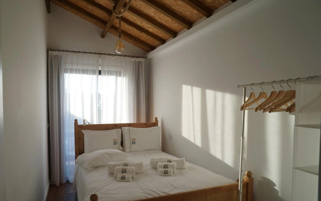 Modern house - air cond, free parking, breakfast