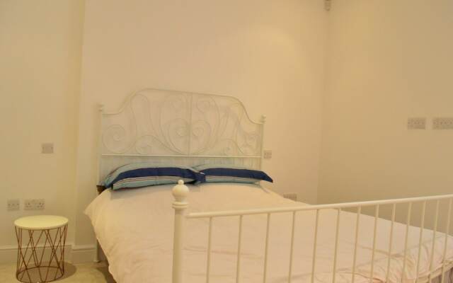2 Bedroom Maisonette House Close to Hyde Park