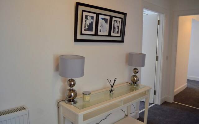 Spacious 3 Bedroom Flat in the City Centre