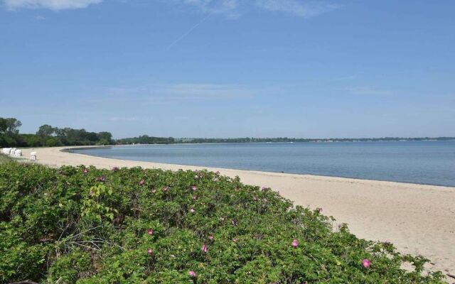 Lovely Bungalow near Sea in Elmenhorst