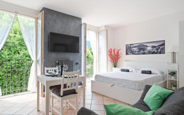 Lake Como Studio with Balcony and Private Parking