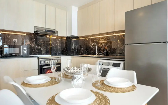 Modern 1BR with Pool and Gym Al Jaddaf