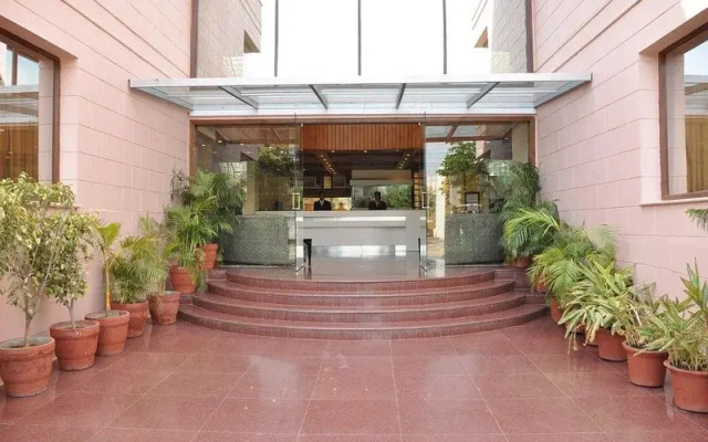 Royal Retreat, OYO Premium Sikanderpur Metro II