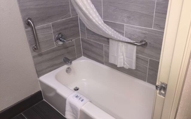 Orangewood Inn & Suites Kansas City Airport