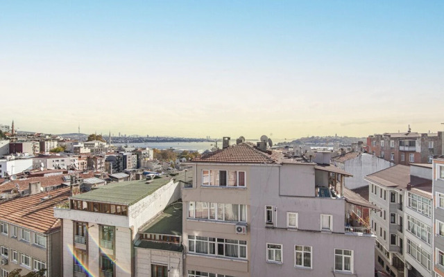 Lovely and Central Flat With Balcony in Cihangir