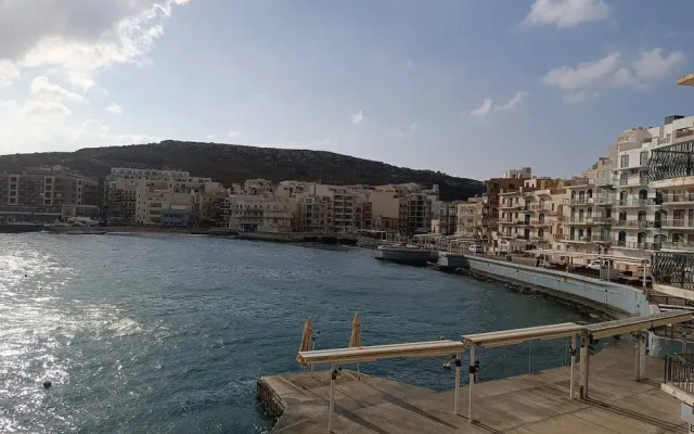 Seaside Stylish and Spacious 2-bedroom Apartment