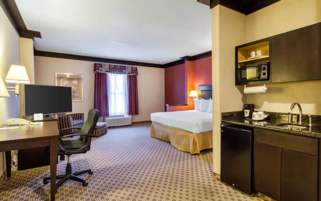 Holiday Inn Express Oakwood Village