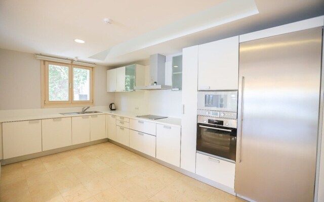 Private Garden Oasis in 4-bed Flat, With Hotel Perks