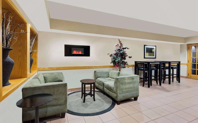 Ramada Marquette