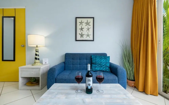 Poolside 1-bed Near Palm Beach