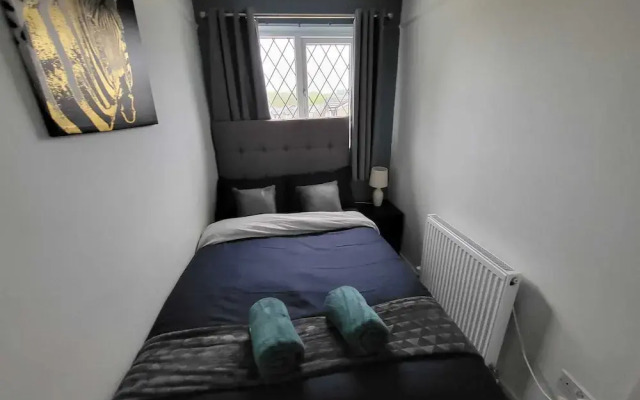 Cozy 3-Bed Family Home with Free Parking