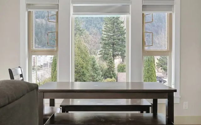 Rooftop Paradise Luxe 2BR  Lake Views