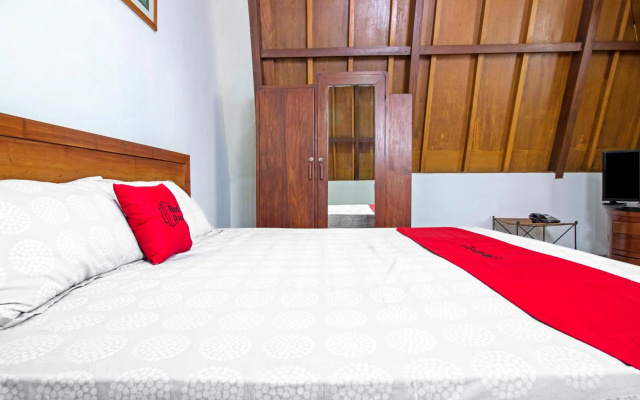 RedDoorz Plus near Parahyangan University – Guest Rooms – Bandung