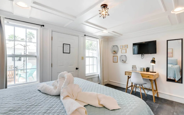 Block to Ocean: 'beachside Bungalow' in Galveston!