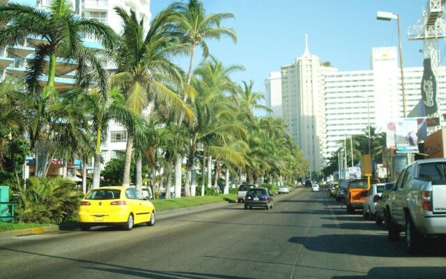 4BR APT IN Paseo DE LA Playa 35, Acapulco Diamante