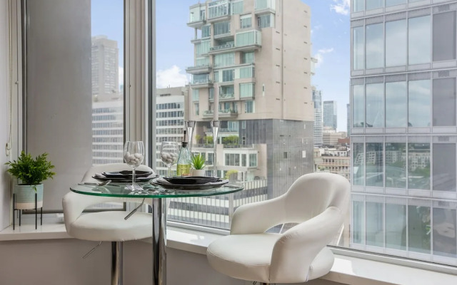 QuickStay - Chic Condo in Yorkville (Yonge & Bloor)