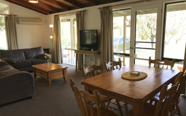 Hampton Cottage, Bright