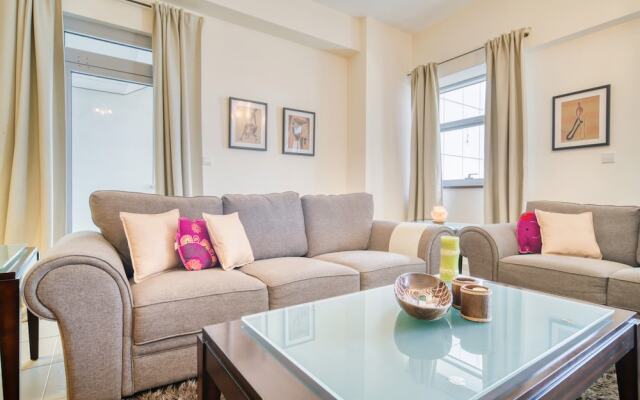 Executive Towers Amazing 1BR Onsite Pool Business bay