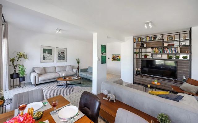 Trygoni Court - Elegant Downtown 3-bdr Apartment
