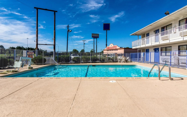 Motel 6 Lumberton, NC