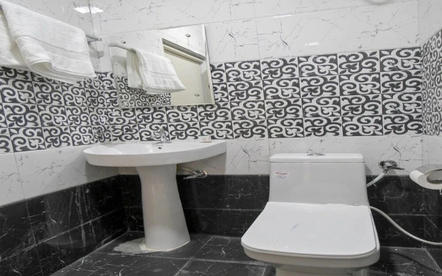 Crown Resort And Restaurent by OYO Rooms