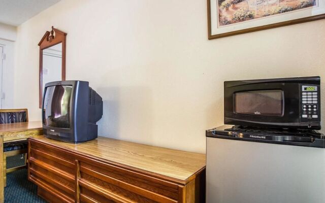 Super 8 Claremont