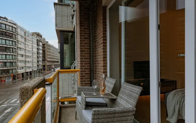 Centrally Located Modern Apartment With Parking