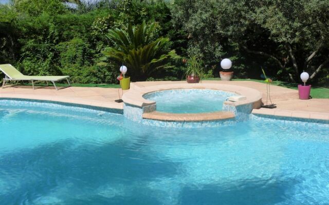 Spacious Villa at Saint-raphael With Jacuzzi