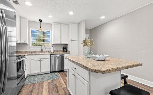 Island Suite - Walk to Downtown!