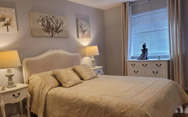 Three Bedroom Apartment by Beautiful Park