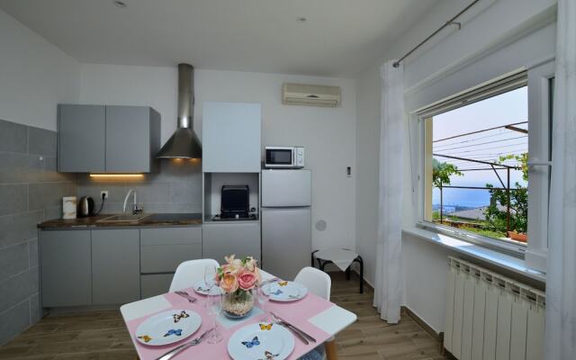 Pool And Garden Apartment Happy Sound