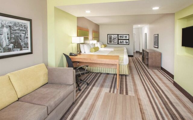 La Quinta Inn & Suites Far Rockaway - JFK Airport