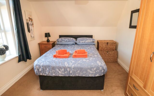 Carisbrooke House, Apartment 6