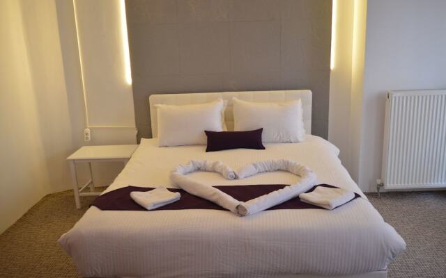 White Suite & Apartments