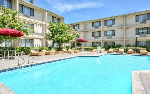 Hawthorn Suites Sacramento