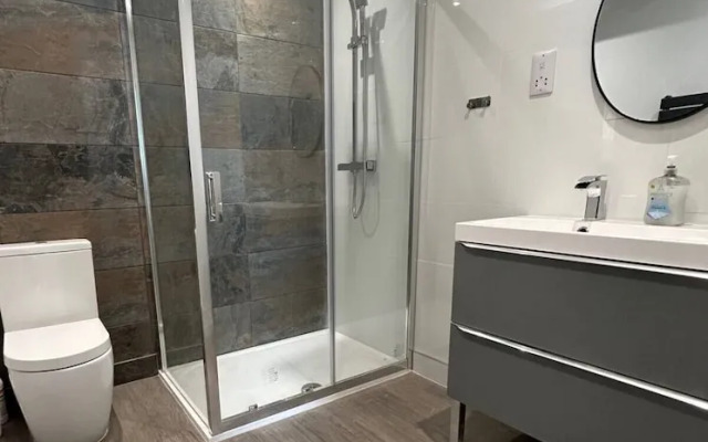 Stunning 2 BD Apartment in Cheltenham