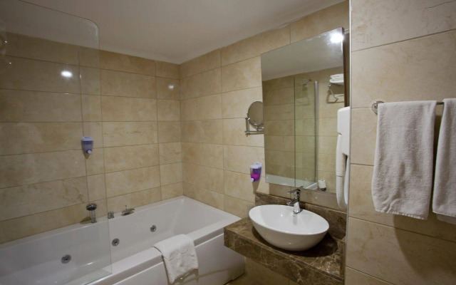 Adella Side Hotel