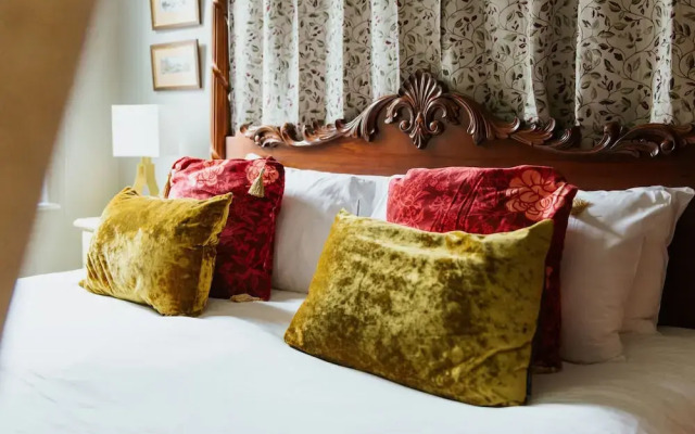 The Suite, 82 Cathedral, Private Parking
