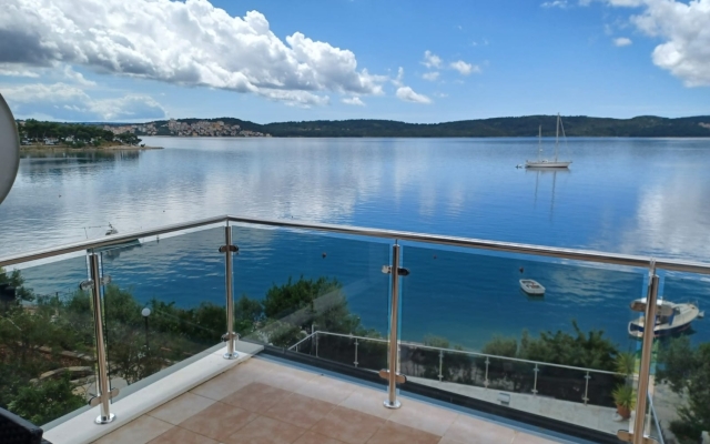 Apartment Marija - 10 m from pebble beach: A1 Trogir, Riviera Trogir