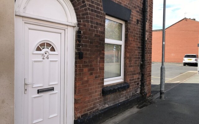 Welcoming Spacious 2-bedroom House in St Helens