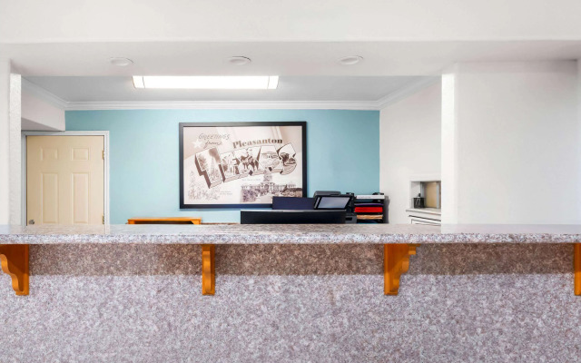 Super 8 by Wyndham Pleasanton