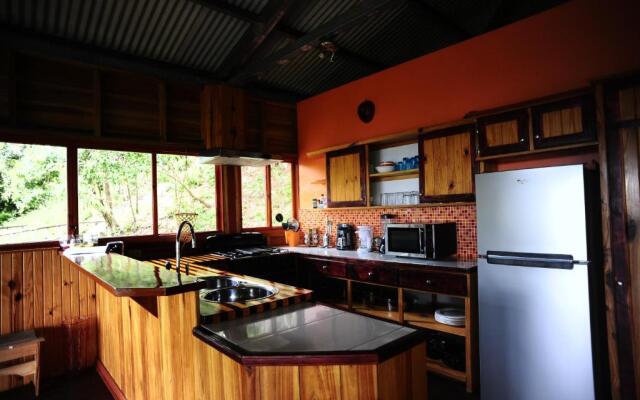 Jungle House next to Refugio la Brisa del Diablo