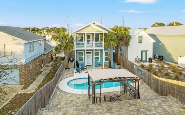 Spacious 4-bed, 3-bath Beach House Sleeps 12 for the Perfect Getaway