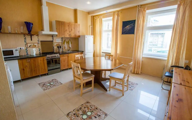 Noviy Arbat Hotel