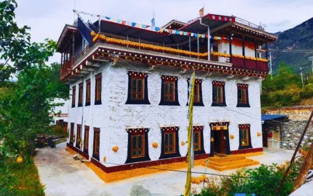 Sangdun Longzhu Homestay (Zhonglu Tibetan Village)