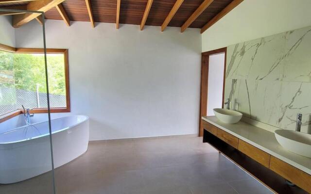Amazing Medellín Views, Modern Villa with Jacuzzi