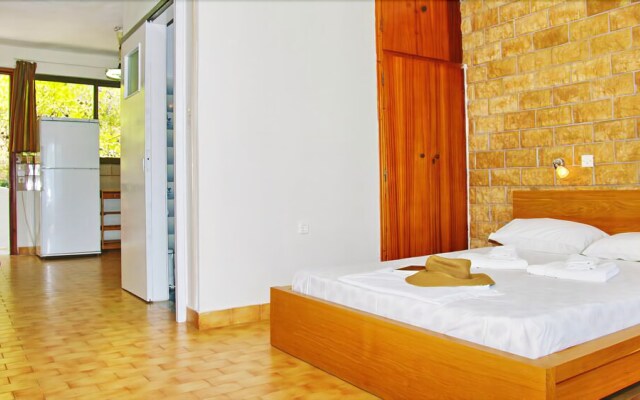 Lions2 Studios and Apartments